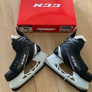 NEW: Youth Ice Hockey Skates CCM Tacks 9040 Size 2